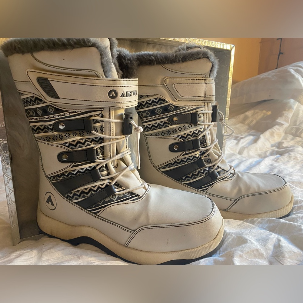 AIRWALK Women Size 7.5 Thermolite Snow Boots White Gray Faux Fur Lined